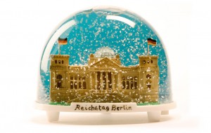 Objektbau für DIE ZEIT. Der Reichstag im Schneeschüttler von Kascha Beyer.